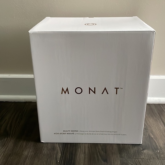 💕SOLD💕 Monat Skincare Mini Beauty Fridge - Picture 5 of 8